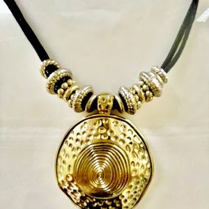 ♥️♥️♥️Beautiful Light Gold Hammered Necklace